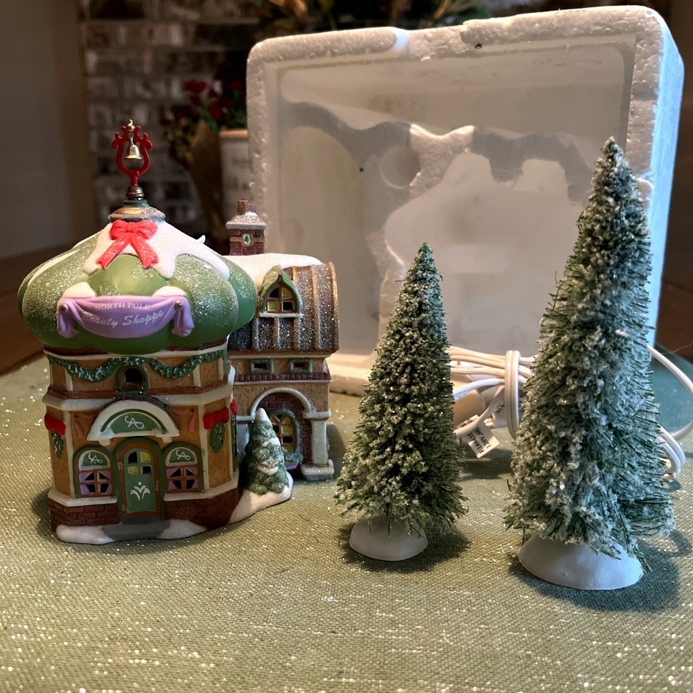 Dept 56 Elf Land NORTH POLE BEAUTY SHOPPE #05733 Village w/ Trees & Bell **EUC